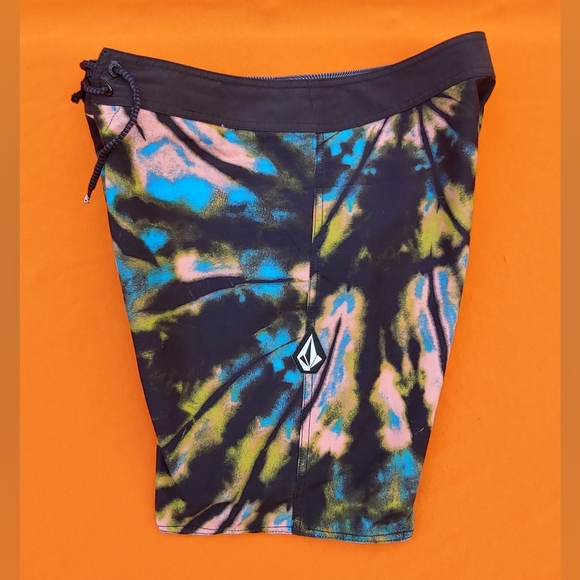 🐬😎Volcom Black Multicolor TieDye Mod Tech Cinch Fly Board Shorts 31 - Picture 3 of 5